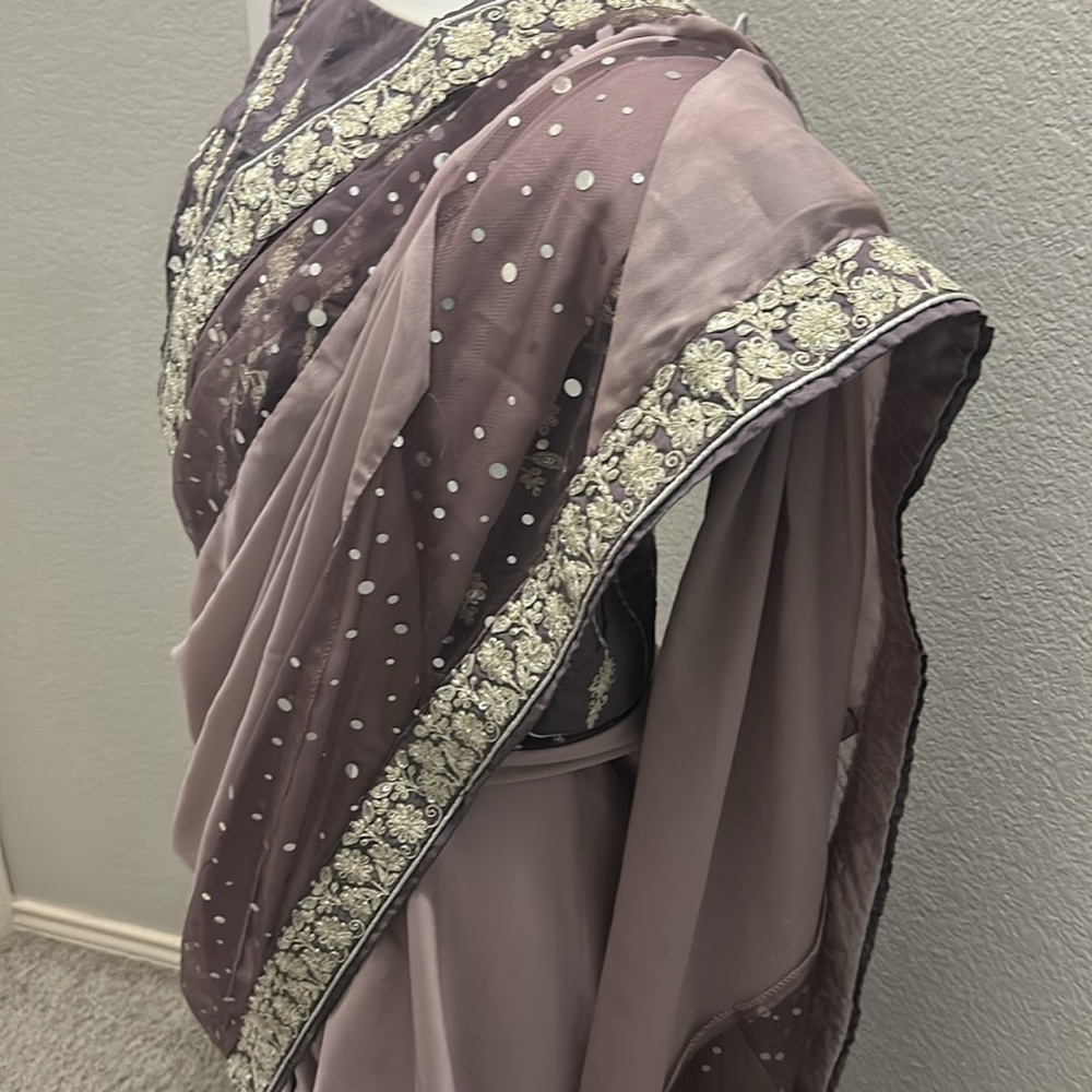 Saree pre pleated ready to wear purple mauve embroidery. Inner Skirt blouse -M. - Picture 5 of 16